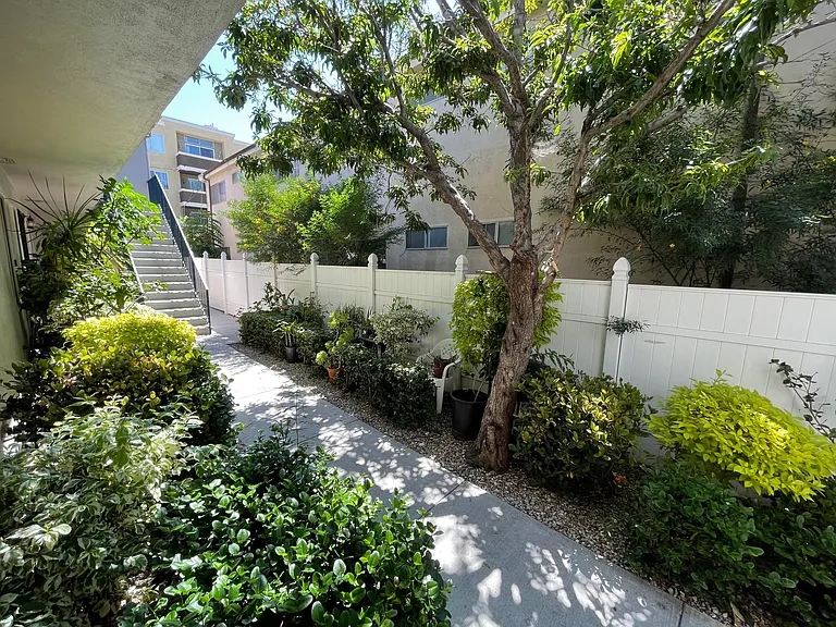 1528 Stoner Ave — Photo 3