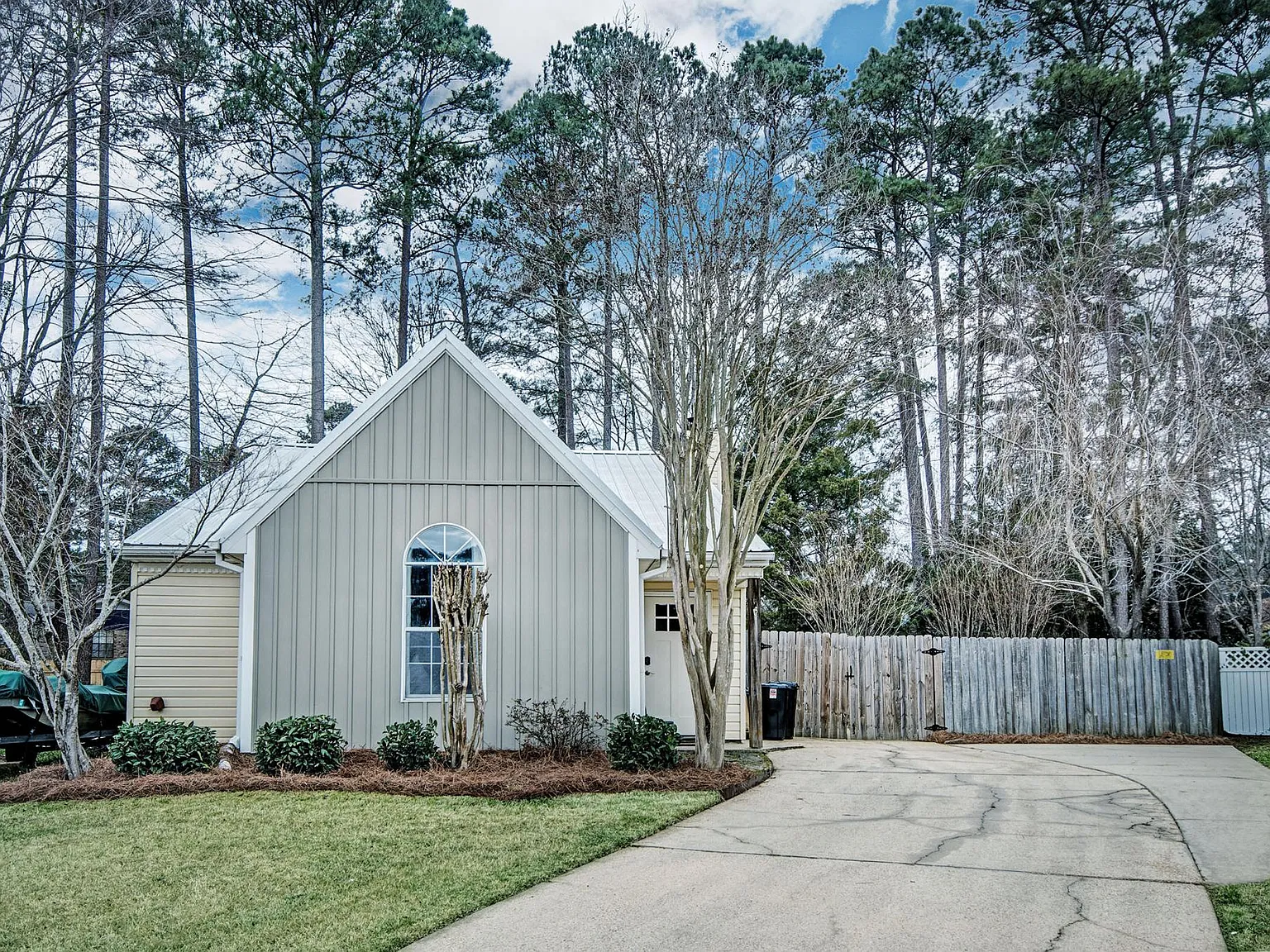 3 bed, 1256 sqft, $5,100 — Photo 2