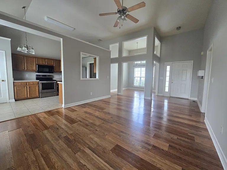 2229 Dewey Dr — Photo 3