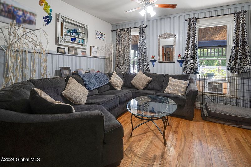 3rd image of 294 Saratoga Street