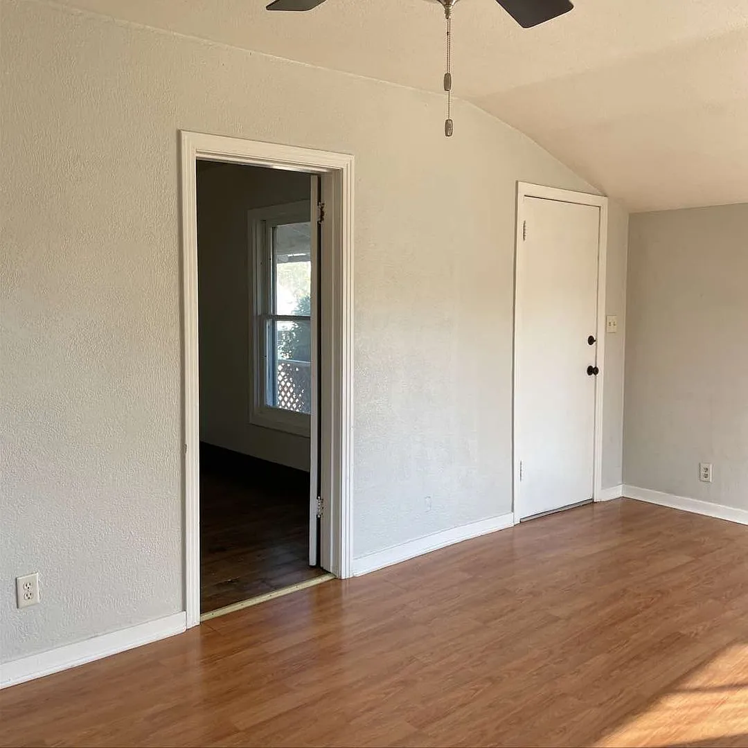 Sun-Drenched Living and Mid-Century Charm at 113 W Sunset — Photo 3