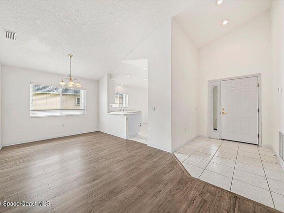5th image of 881 Indian Oaks Dr