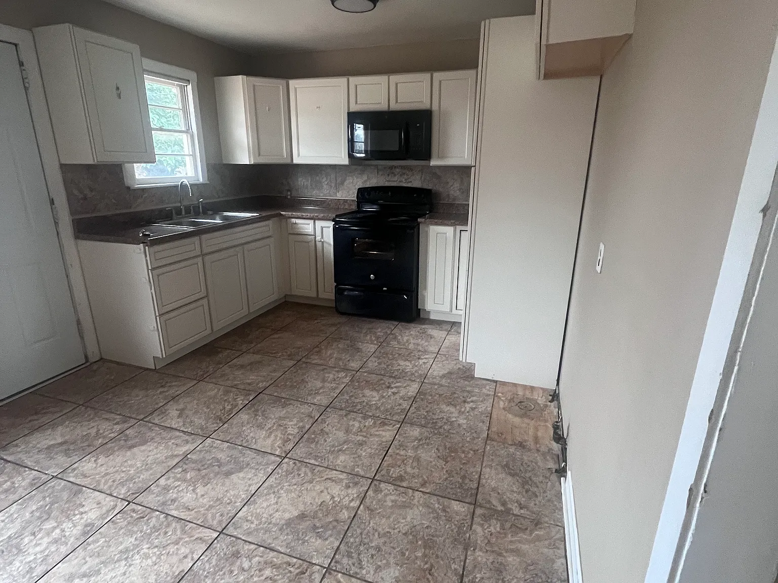3 bed, 1074 sqft, $1,600 — Photo 3