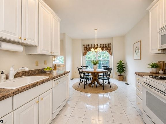 4th image of 305 Cambridge Dr #305