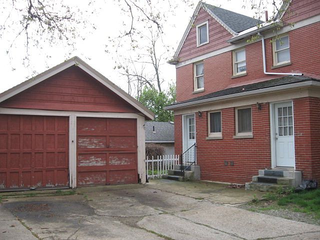 2nd image of 334 W 4th St