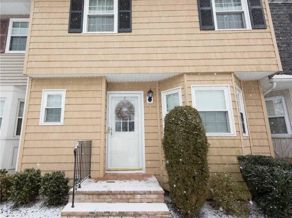 29 Woodlake Dr W, Woodbury, NY 11797