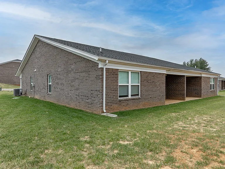 305 Breckinridge Cir — Photo 52