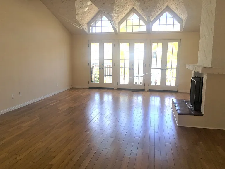 1525 Carver St — Photo 3