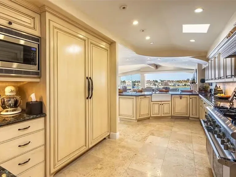 900 E Balboa Blvd — Photo 22