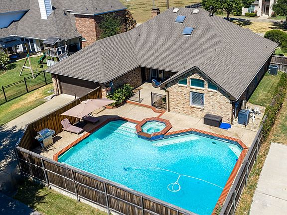 2nd image of 3214 Suzanne Dr