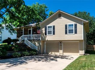 1616 NE Stonewood Dr, Lees Summit, MO 64086