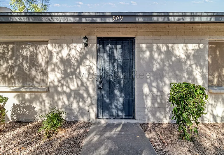 909 W Malibu Dr — Photo 2