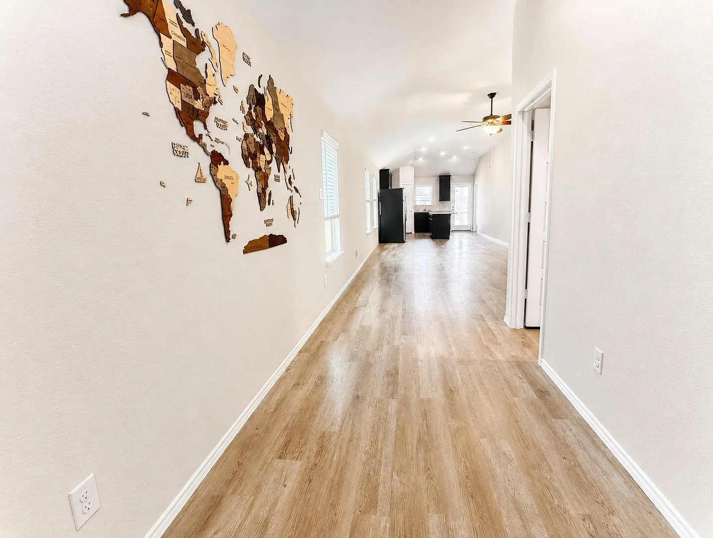 3 bed, 2.0 bath, 1599 sqft, $2,000 — Photo 2