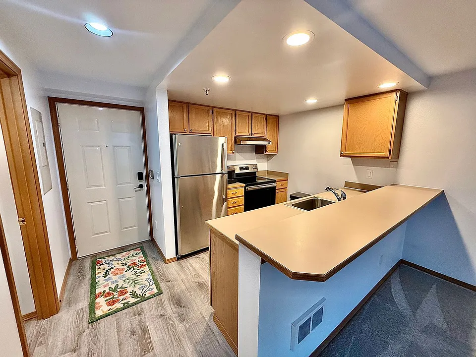 3901 Fremont Ave N #206