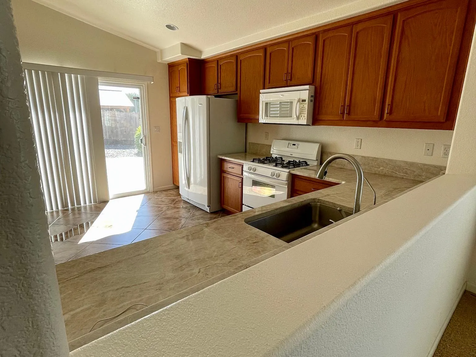 4 bed, 1601 sqft, $2,700 — Photo 2
