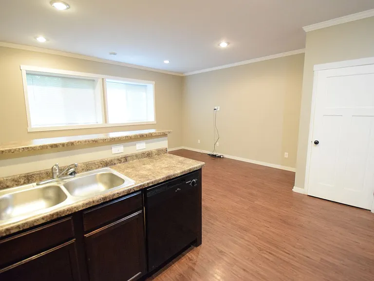 224 James Ave — Photo 16