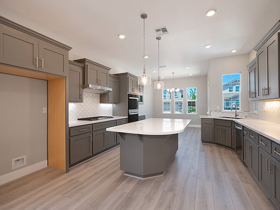 3rd image of 1088 Wadsworth Dr