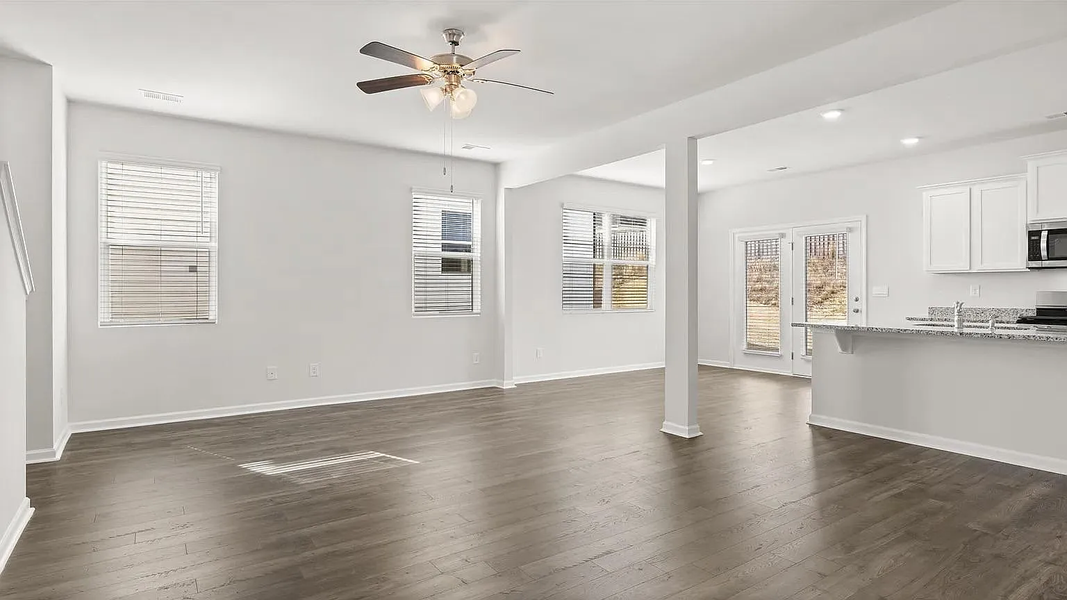 4 bed, 2.5 bath, 1976 sqft, $931 — Photo 4