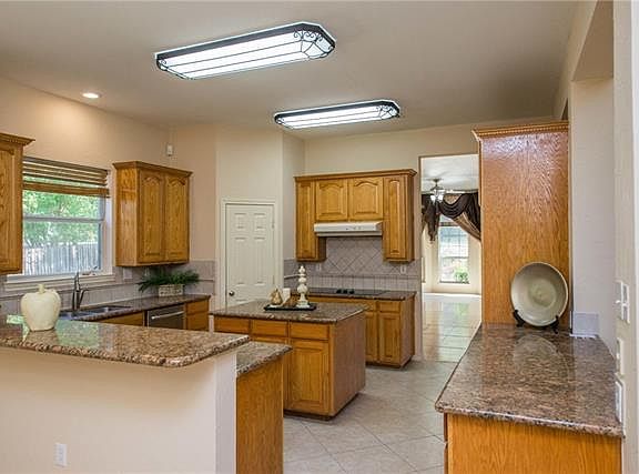 5th image of 820 Woodridge Dr