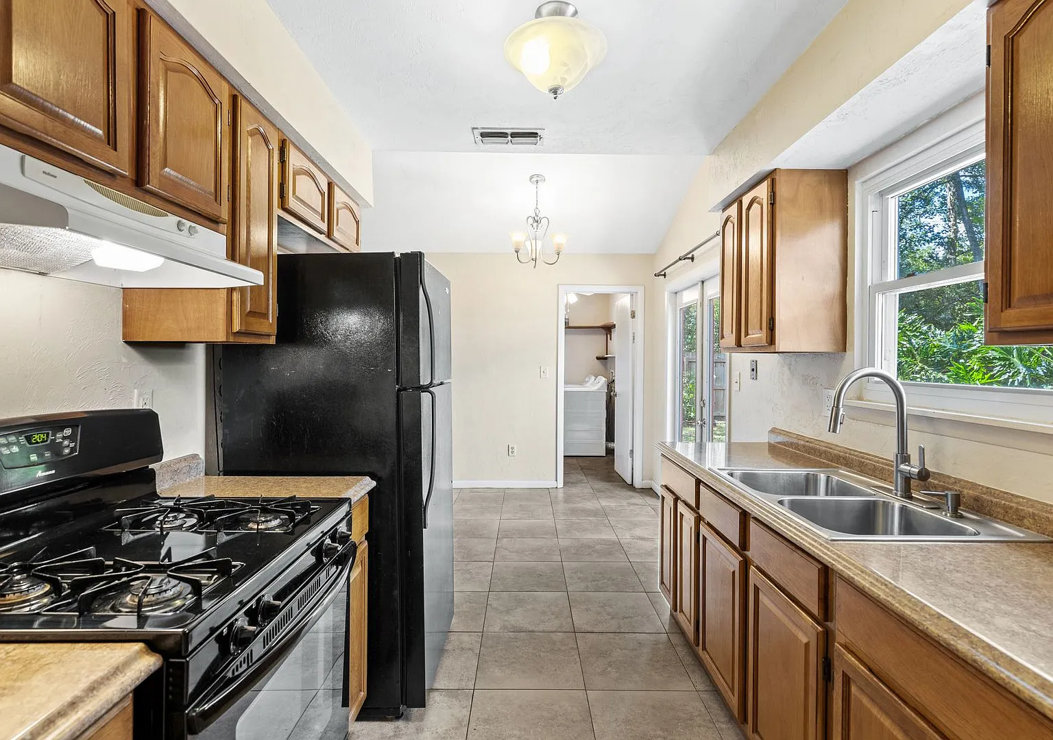 Charming Home in the Serene Springtree Neighborhood — Photo 4