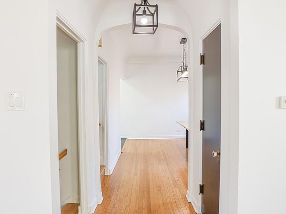 3rd image of 3936 N Marshfield Ave #C