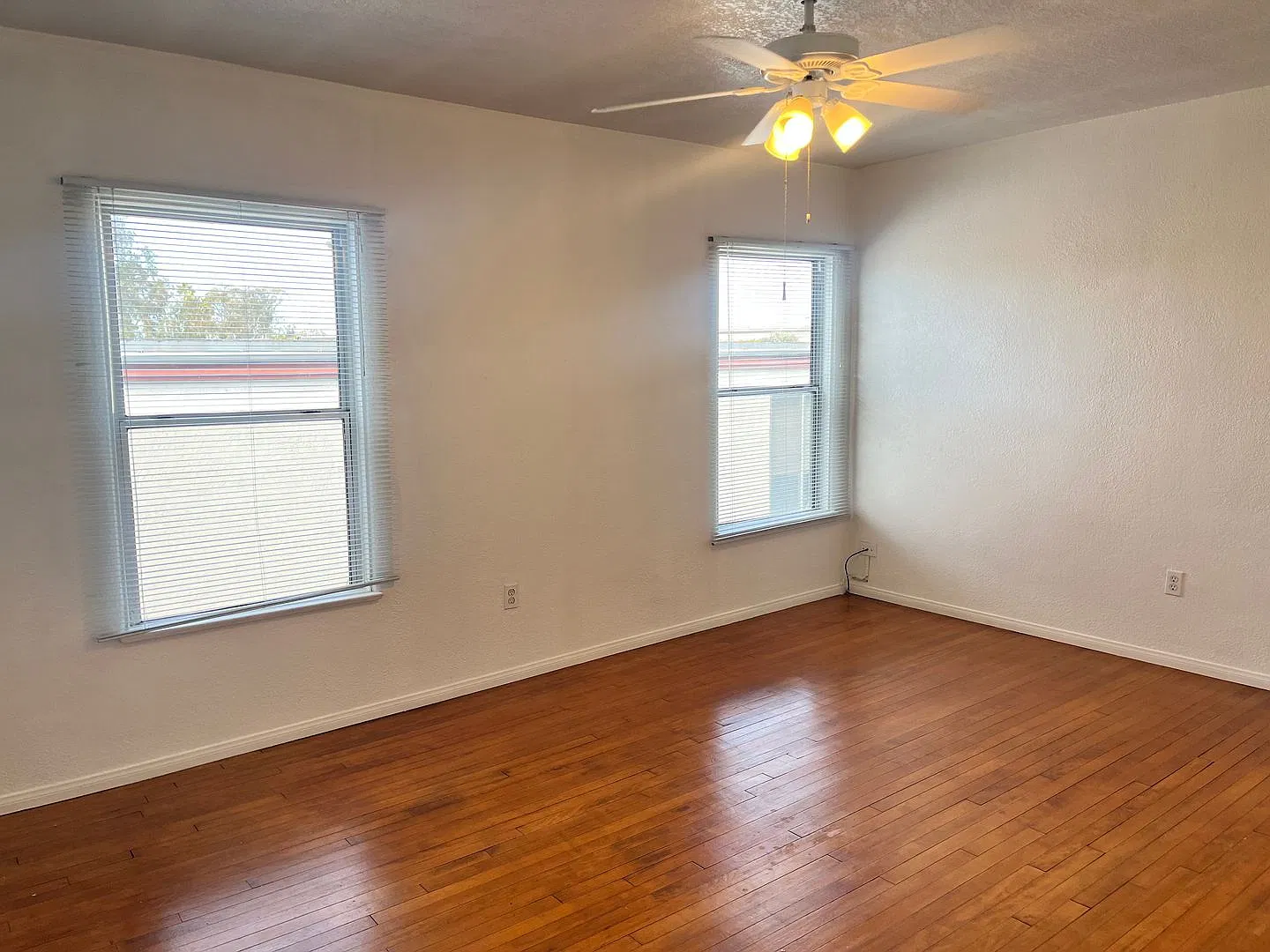 1BR 1BA Point Loma Apartment - Fresh Paint, New Fridge and Stove, One Assigned Parking Spot, Wash... — Photo 4