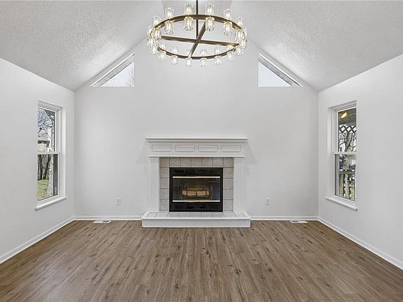 5th image of 204 W 1st St