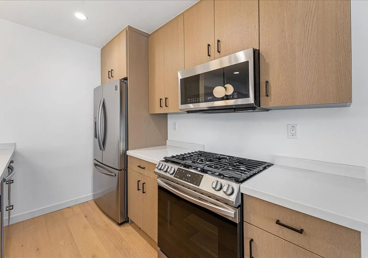 Beautiful One Bedroom Apartment In The Heart of West Hollywood! — Photo 2