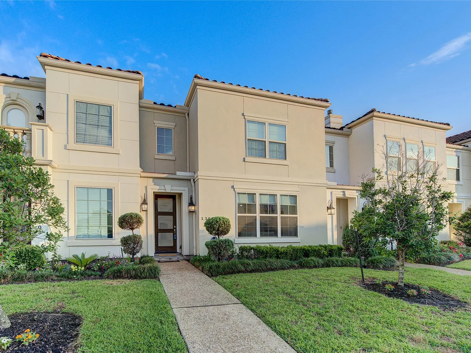 3 bed, 3.5 bath, 2940 sqft, $5,200 — Photo 1