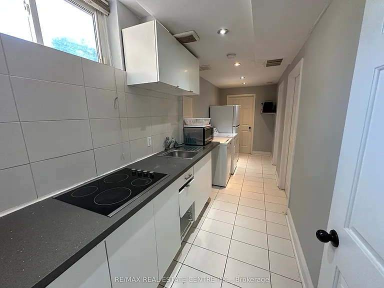 1876 Grosvenor Pl #BASEMENT — Photo 11