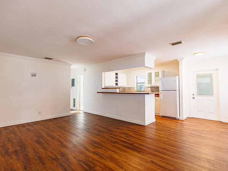520 NE 58th St #B — Photo 6