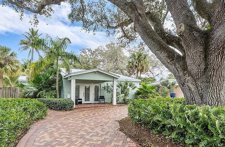 1st image of 925 SW 21st Street