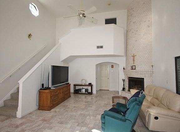 LIVING ROOM/DINING ROOM