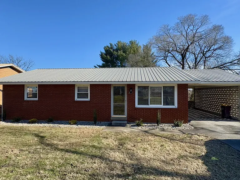 207 Beecher St — Photo 1