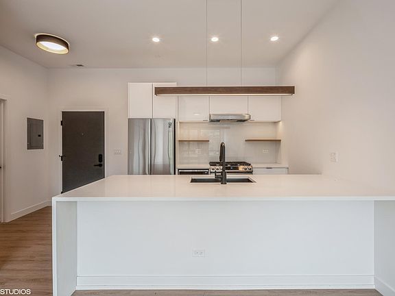 3rd image of 1236 W Lawrence Ave
