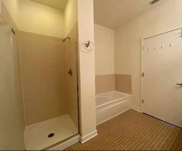 3 bed, 2.5 bath, 2033 sqft, $4,000 — Photo 4