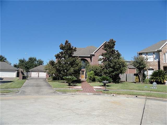 1st image of 302 Lakeglen Ct