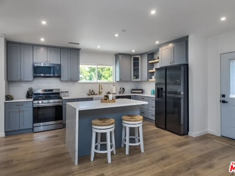 23028 Burbank Blvd — Photo 16