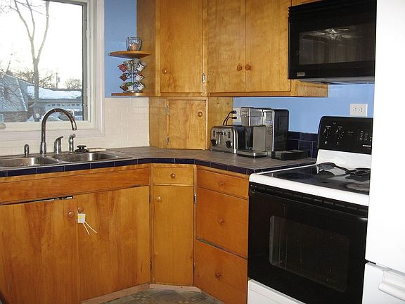 4th image of 326 Parkview St
