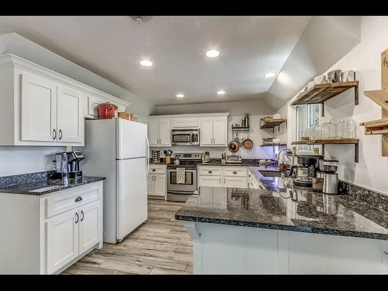 1721 Plumb Dr — Photo 2