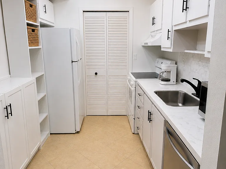 240 Lakeview Dr #306 — Photo 7
