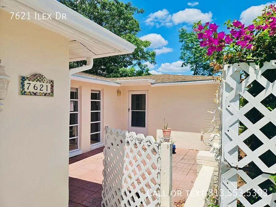 Spacious 3BR Home with Fenced Yard & Family Room in Port Richey — Photo 2