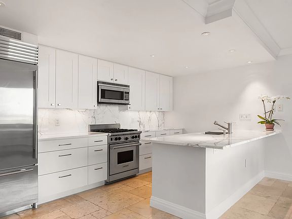 3rd image of 30 W 63rd St APT 24VW