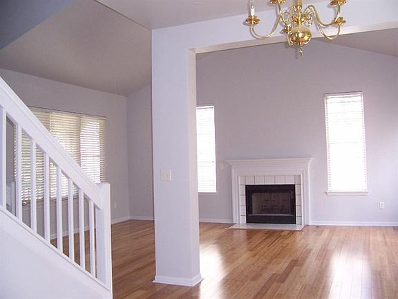 5th image of 5665 Versailles Ave