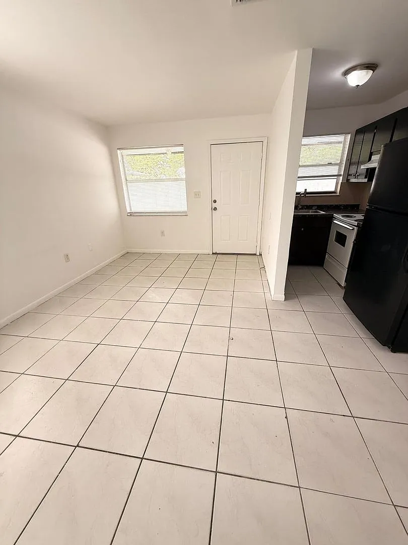 2216 Johnson ST — Photo 2