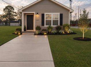 627 W Live Oak St, Angleton, TX 77515