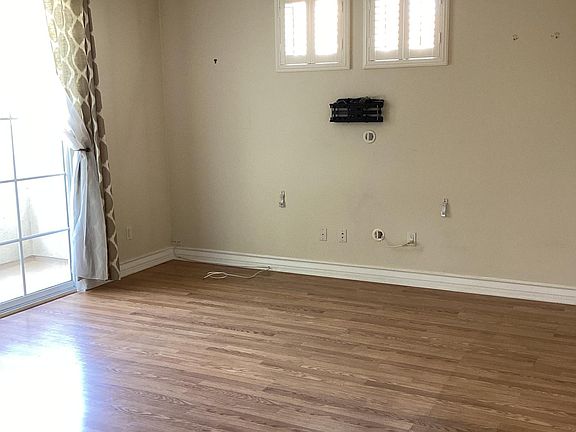 5th image of 10623 Moorpark St Unit 5