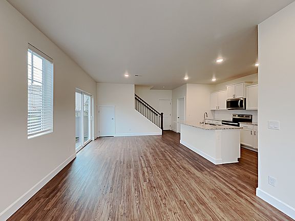 4th image of 23289 Dogwood St