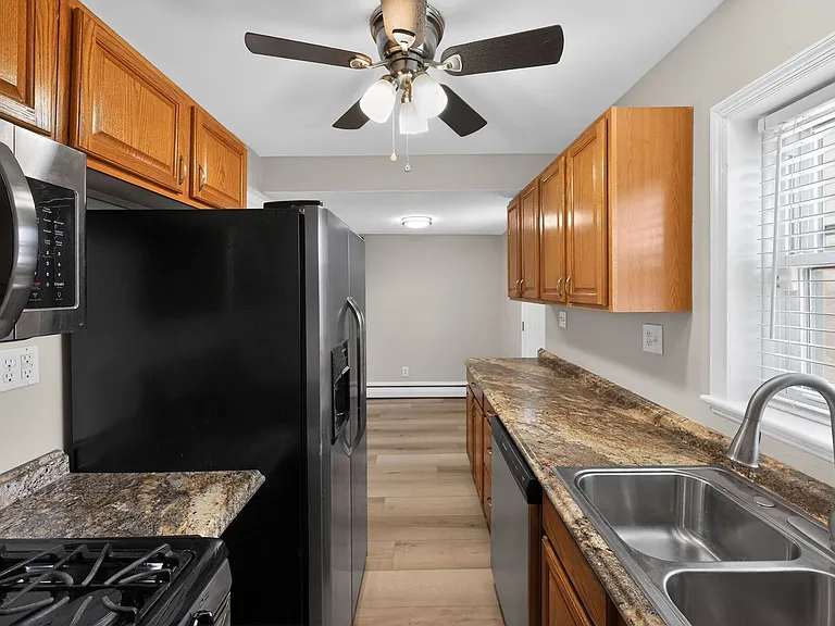 1105 Carrington Ave — Photo 3