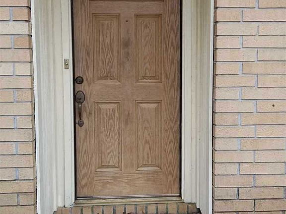 5th image of 827 Barrie Ave